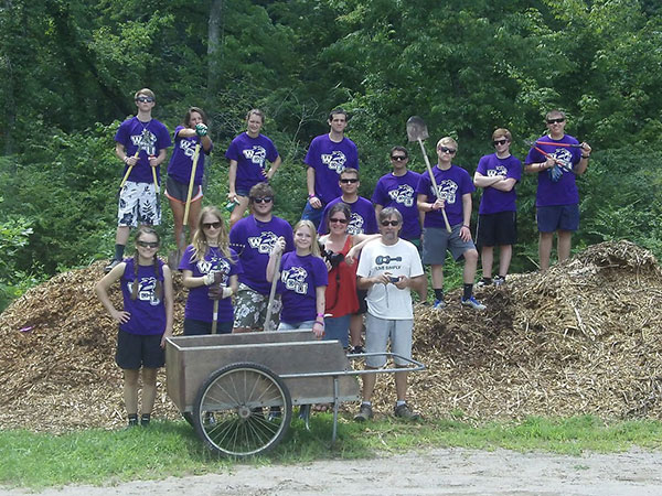 Volunteer volunteers cleaning river
